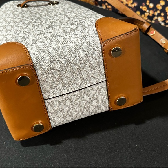 Michael Kors Mercer Gallery XS Convertible Bucket MK - Picture 9 of 11